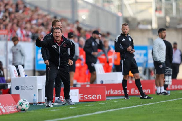 Rot Weiss Essen vs. FC Viktoria Cologne, Soccer, 3rd Division, Matchday 4, 2026–2027 Season, September 5, 2026 Uwe Koschinat RW Essen talks with the team Rot-Weiss Essen vs. FC Viktoria Cologne, Soccer, 3rd Division, Matchday 4, 2026–2027 Season, September 5, 2026 Essen Copyright: xEibner-Pressefoto JavadxMohammadx EP_JMR