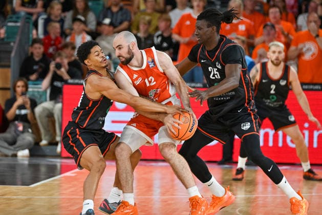 Tommy Kuse (RASTA Vechta), 12, with the ball against Miley Curey (Bakken Bears), 20, and Shaquille Rombey (Bakken Bears), 25; RASTA Vechta vs. Bakken Bears, exhibition game, 2026–2027 season, September 5, 2026, RASTA Vechta vs. Bakken Bears, exhibition game, 2026–2027 season, September 5, 2026, Vechta Copyright: xEibner-Pressefoto RobertxGertzenx EP_RGN