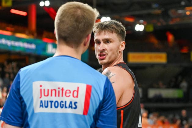 Silvester Berg of the Bakken Bears, No. 13, talking with the referee; RASTA Vechta vs. Bakken Bears, exhibition game, 2026–2027 season, September 5, 2026, RASTA Vechta vs. Bakken Bears, exhibition game, 2026–2027 season, September 5, 2026, Vechta Copyright: xEibner-Pressefoto RobertxGertzenx EP_RGN