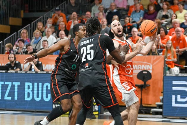 Tommy Kuhse (RASTA Vechta), 12, with the ball against Ian DuBose (Bakken Bears), 11, and Shaquille Rombley (Bakken Bears), 25; RASTA Vechta vs. Bakken Bears, Exhibition Game, 2026–2027 Season, September 5, 2026, RASTA Vechta vs. Bakken Bears, exhibition game, 2026–2027 season, September 5, 2026, Vechta Copyright: xEibner-Pressefoto RobertxGertzenx EP_RGN