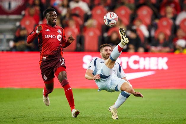 September 5, 2026, Toronto, On, Canada: Chicago Fire FC s Jonathan Dean (right) attempts to control the ball under pressure from Toronto FC s Derrick Etienne Jr. (11) during second half MLS, Fussball Herren, USA soccer action in Toronto, on Saturday, Sept. 5, 2026. Canada News - September 5, 2026 - ZUMAc35_ 20260905_zaf_c35_084 Copyright: xKeitoxNewmanx