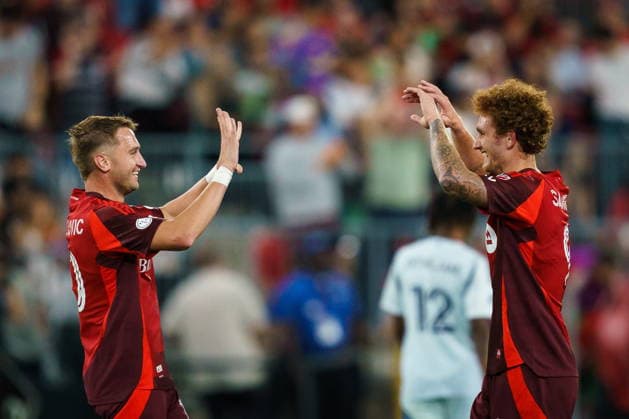 September 5, 2026, Toronto, On, Canada: Toronto FC s Josh Sargent, left, celebrates his third goal against Chicago Fire FC with Djordje Mihailovic (10) during second half MLS, Fussball Herren, USA soccer action in Toronto, on Saturday, Sept. 5, 2026. Canada News - September 5, 2026 - ZUMAc35_ 20260905_zaf_c35_089 Copyright: xKeitoxNewmanx