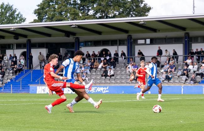Soccer, A Juniors, 2026–2027 Season, DFB Youth League, Preliminary Round, Group B, Matchday 5, Hertha BSC U19 vs. 1. FC Union Berlin U19; from left: Linus Güther (1. FC Union) scores the 1–0 goal against Jerome Diallo (U19), Hertha BSC, September 6, 2026, Copyright: xMatthiasxKochx