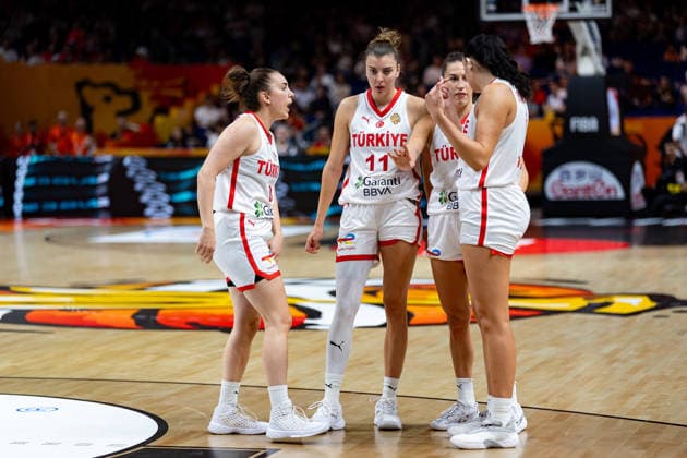 Turkish team during a huddle: Ayse Cora (Turkey), 08; Elif Bayram (Turkey), 11; Sevgi Uzun (Turkey), 02; Elif Istanbulluoglu (Turkey), 01, GER, Turkey vs. Australia, basketball, 2026 FIBA Women’s World Cup, group stage, Matchday 2, September 6, 2026, GER, Turkey vs. Australia, basketball, 2026 FIBA Women’s World Cup, group stage, Match Day 2, September 6, 2026, Berlin Copyright: xEibner-Pressefoto MaxxVincenx EP_MVN
