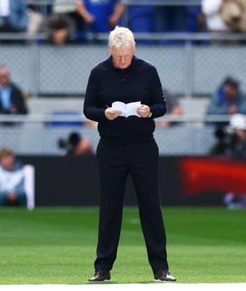Sport Bilder des Tages Everton manager David Moyes checks their notes ahead of the match Everton v Manchester United, ManU Premier League, Football, Football, Hill Dickinson Stadium, Liverpool, UK - 06 Sep 2026Liverpool Hill Dickinson Stadium United Kingdom EDITORIAL USE ONLY No use with unauthorised audio, video, data, fixture lists, club league logos or live services. Online in-match use limited to 120 images, no video emulation. No use in betting, games or single club league player publications. Copyright: xMattxWest Shutterstockx 17135038p