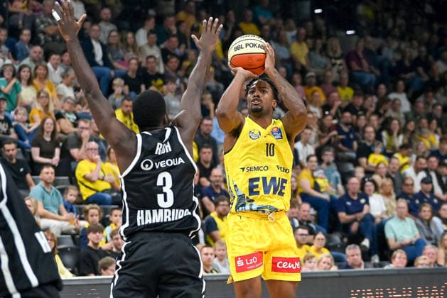 Nate Johnson, EWE Baskets Oldenburg, No. 10, shoots against Osario Rich, Veolia Towers Hamburg, No. 03; EWE Baskets Oldenburg vs. Veolia Towers Hamburg, exhibition game, 2026–2027 season, September 6, 2026, EWE Baskets Oldenburg vs. Veolia Towers Hamburg, preseason game, 2026–2027 season, September 6, 2026, Oldenburg Copyright: xEibner-Pressefoto RobertxGertzenx EP_RGN