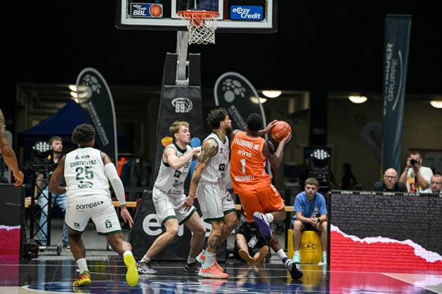easyCredit Basketball Bundesliga, Exhibition Game, Niners Chemnitz vs. Legia Warsaw, September 6, 2026, starting at 3:00 p.m., Chemnitz, Chemnitz Arena. In the photo: 25 Michael Christmas, 01 Mathieu Wojciechowski. easyCredit Basketball Bundesliga, Exhibition Game, Niners Chemnitz vs. Legia Warsaw, Chemnitz, Saxony, Germany Copyright: xEHLxMedia MichelxKöhlerx 20260609-Niners-Chemnitz-Legia-Warschau_011