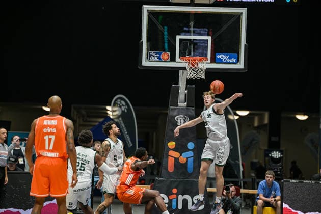 easyCredit Basketball Bundesliga, Exhibition Game, Niners Chemnitz vs. Legia Warsaw, September 6, 2026, starting at 3:00 p.m., Chemnitz, Chemnitz Arena. In the photo: No. 17 Darion Atkins, No. 35 Markus Ilver. easyCredit Basketball Bundesliga, Exhibition Game, Niners Chemnitz vs. Legia Warsaw, Chemnitz, Saxony, Germany Copyright: xEHLxMedia MichelxKöhlerx 20260609-Niners-Chemnitz-Legia-Warschau_012