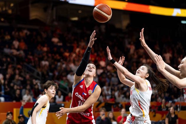 Eliska Joklova, Czech Republic, 10 on a layup; Manman Zhang, China, 01; GER, China vs. Czech Republic, Basketball, 2026 FIBA Women’s World Cup, Group Stage, Matchday 2, September 6, 2026, GER, China vs. Czech Republic, Basketball, 2026 FIBA Women s World Cup, Group Stage, Matchday 2, September 6, 2026, Berlin Copyright: xEibner-Pressefoto MaxxVincenx EP_MVN
