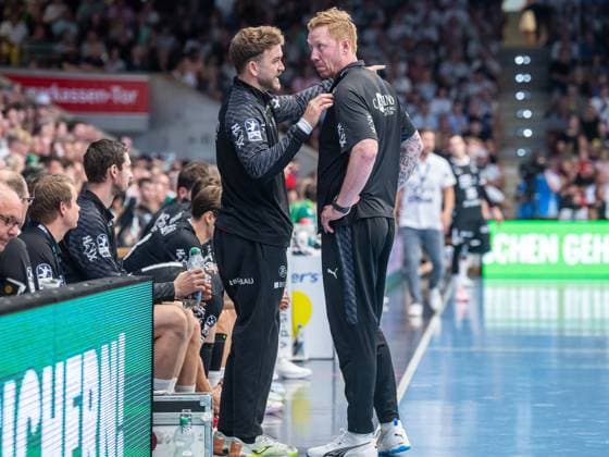 Gonzalo Perez de Vargas of THW Kiel, No. 1, talking with his coach Borge Lund, head coach of THW Kiel; Frisch Auf Göppingen vs. THW Kiel, handball, 1st Bundesliga, men s division, 2026–2027 season, September 6, 2026, Frisch Auf Göppingen vs. THW Kiel, Handball, 1st Bundesliga, Men, 2026–2027 season, September 6, 2026, Göppingen Copyright: xEibner-Pressefoto MichaelxSchmidx EP_MST