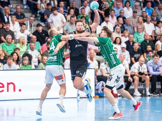 Hendrik Pekeler (THW Kiel), 61, goes head-to-head with Marcel Schiller (Frisch Auf Goeppingen), 24, and Oskar Sunnefeldt (Frisch Auf Goeppingen), 27; Frisch Auf Goeppingen vs. THW Kiel, Handball, 1st Bundesliga, Men, 2026–2027 season, September 6, 2026, Frisch Auf Göppingen vs. THW Kiel, Handball, 1st Bundesliga, Men, 2026–2027 season, September 6, 2026, Göppingen Copyright: xEibner-Pressefoto MichaelxSchmidx EP_MST