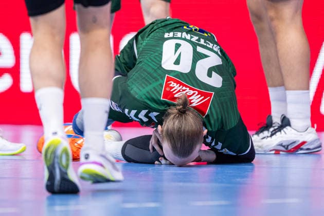 Antonio Metzner of GWD Minden, 20, falls to the ground and holds his knee. GER, GWD Minden vs. TuSEM Essen, Handball, 2nd Bundesliga, Matchday 2, 2026–2027 season, September 6, 2026 GER, GWD Minden vs. TuSEM Essen, Handball, 2nd Bundesliga, Matchday 2, 2026–2027 season, September 6, 2026 Minden Copyright: xEibner-Pressefoto JanxRollingerx EP_JSK
