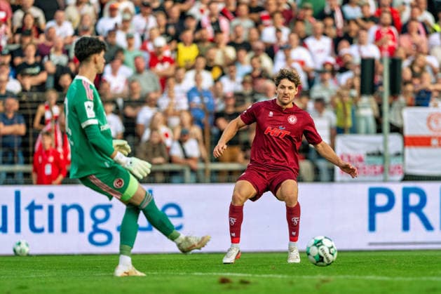 Enzo Wirtz, Fortuna Cologne, 09, runs past Louis Lord, Fortuna Düsseldorf, 22, aggressively during Fortuna Cologne vs. Fortuna Düsseldorf, soccer, 3rd Division, Matchday 4, 2026–27 season, September 6, 2026, DFL regulations prohibit any use of photographs as image sequences and or quasi-video, Fortuna Cologne vs. Fortuna Düsseldorf, Soccer, 3rd Division, Matchday 4, 2026–27 season, September 6, 2026, Cologne Copyright: xEibner-Pressefoto LukasxBaldygax EP_LBA