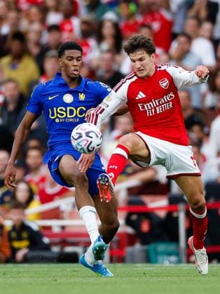 Christos Tzolis of Arsenal battles for the ball against Josh Acheampong of Chelsea Arsenal v Chelsea, Premier League, Football, Emirates Stadium, London, UK - 06 Sep 2026London Emirates Stadium United Kingdom EDITORIAL USE ONLY No use with unauthorised audio, video, data, fixture lists, club league logos or live services. Online in-match use limited to 120 images, no video emulation. No use in betting, games or single club league player publications. Copyright: xMattxImpey Shutterstockx 17137590ji
