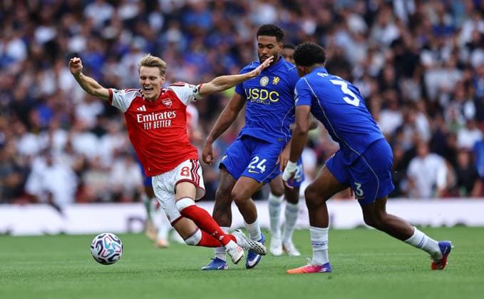 Martin Odegaard of Arsenal falls down under pressure from Reece James of Chelsea Arsenal v Chelsea, Premier League, Football, Football, Emirates Stadium, London, UK - 06 Sep 2026London Emirates Stadium United Kingdom EDITORIAL USE ONLY No use with unauthorised audio, video, data, fixture lists, club league logos or live services. Online in-match use limited to 120 images, no video emulation. No use in betting, games or single club league player publications. Copyright: xMichaelxZemanek Shutterstockx 17135040bp