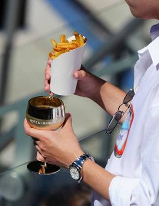 Sport Bilder des Tages A spectator with some champagne and fries 2026 US Open, Day Eight, USTA Billie Jean King National Tennis Center, New York, USA - 06 Sep 2026New York USTA Billie Jean King National T New York (NY) United States of America EDITORIAL USE ONLY No use with unauthorised audio, video, data, fixture lists, club league logos or live services. Online in-match use limited to 120 images, no video emulation. No use in betting, games or single club league player publications. Copyright: xJavierxGarcia Shutterstockx 17137666x