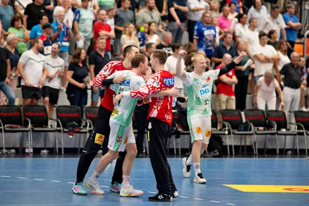 Decision based on video review: SC Magdeburg wins by the narrowest of margins, 30–31; celebration among the team; HBW Balingen Weilstetten vs. SC Magdeburg, GER, Opel 1 Handball Bundesliga, Championship, Matchday 3, 2026–2027 season, September 6, 2026, Eibner Press Photo: Andreas Ulmer, HBW Balingen Weilstetten vs. SC Magdeburg, GER, Opel 1 Handball Bundesliga, Championship, Matchday 3, 2026–2027 season, September 6, 2026, Balingen Copyright: xEibner-Pressefoto AndreasxUlmerx EP_AUR