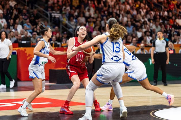 Breanna Stewart (USA), 10, in a one-on-one battle with Lorela Cubaj (Italy), 13, and Jasmine Keys (Italy), 00, GER, Italy vs. USA, Basketball, 2026 FIBA Women’s World Cup, Group Stage, Matchday 2, September 6, 2026, GER, Italy vs. USA, Basketball, 2026 FIBA Women’s World Cup, Group Stage, Matchday 2, September 6, 2026, Berlin Copyright: xEibner-Pressefoto MaxxVincenx EP_MVN
