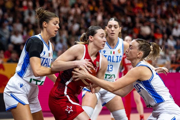 Paige Bueckers (USA), No. 4, in a one-on-one battle for the ball with Martina Fassina (Italy), No. 19, and Mariella Santucci (Italy), No. 18; GER, Italy vs. USA, basketball, 2026 FIBA Women’s World Cup, group stage, Matchday 2, September 6, 2026, Germany, Italy vs. USA, basketball, 2026 FIBA Women’s World Cup, group stage, Matchday 2, September 6, 2026, Berlin Copyright: xEibner-Pressefoto MaxxVincenx EP_MVN