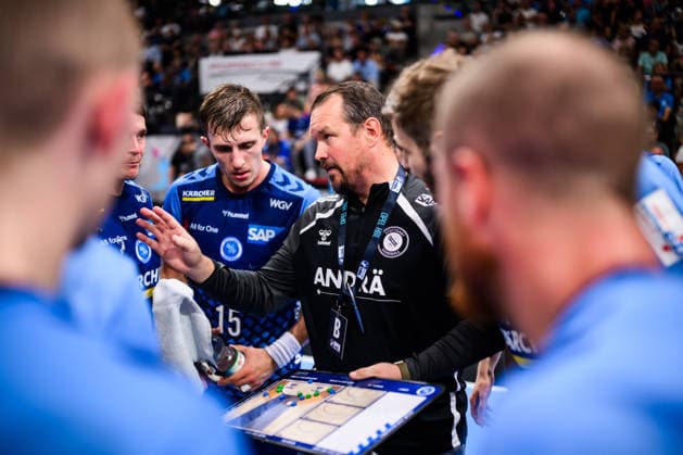 TVB Stuttgart vs. Füchse Berlin, Handball 1 Bundesliga, Men s Division, 2026–2027 Season, TVB Stuttgart vs. Füchse Berlin, Porsche Arena, Stuttgart Coach Misha Kaufmann speaks to the players during a timeout, Stuttgart, Porsche Arena, Baden-Württemberg, Germany