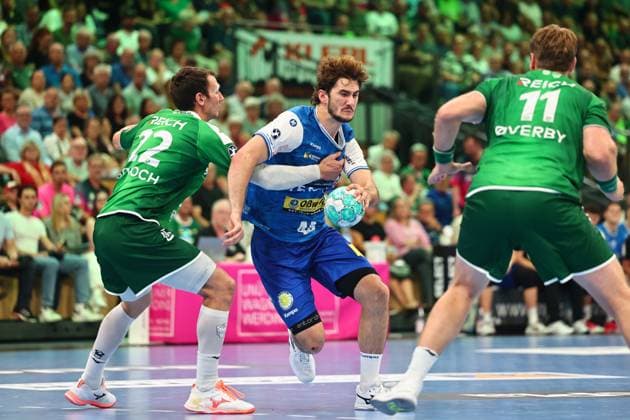 Stephan Seitz of ThSV Eisenach in a one-on-one battle with Jona Schoch of HSG Wetzlar, left GER, HSG Wetzlar vs. ThSV Eisenach, handball, Opel Handball Bundesliga, Matchday 3, 2026–2027 season, September 7, 2026, GER, HSG Wetzlar vs. ThSV Eisenach, handball, Opel Handball Bundesliga, Matchday 3, 2026–2027 season, September 7, 2026, Wetzlar Copyright: xEibner-Pressefoto RenexWeissx EP_RWS