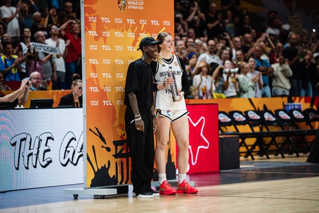 2026 FIBA Women’s Basketball World Cup: Germany vs. Mali, September 7, 2026. The MVP award is presented by Dennis Schröder, Luisa Geiselsoder Germany, 15 Basketball, FIBA Women’s Basketball World Cup 2026, group stage, Group A, Matchday 3: Germany vs. Mali on September 7, 2026, at the Uber Arena, Berlin Copyright: xBEAUTIFULxSPORTS Tonhäuserx