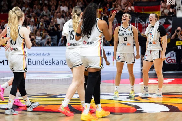German team celebrates victory at the end of the game; Frieda Buhner, Germany, 20; Luisa Geiselsoder, Germany, 15; Nyara Sabally, Germany, 08; Leonie Fiebich, Germany, 13; Lina Sontag, Germany, 24, GER, Germany vs. Mali, basketball, 2026 FIBA Women’s World Cup, group stage, Matchday 3, September 7, 2026, GER, Germany vs. Mali, Basketball, 2026 FIBA Women’s World Cup, Group Stage, Matchday 3, September 7, 2026, Berlin Copyright: xEibner-Pressefoto MaxxVincenx EP_MVN