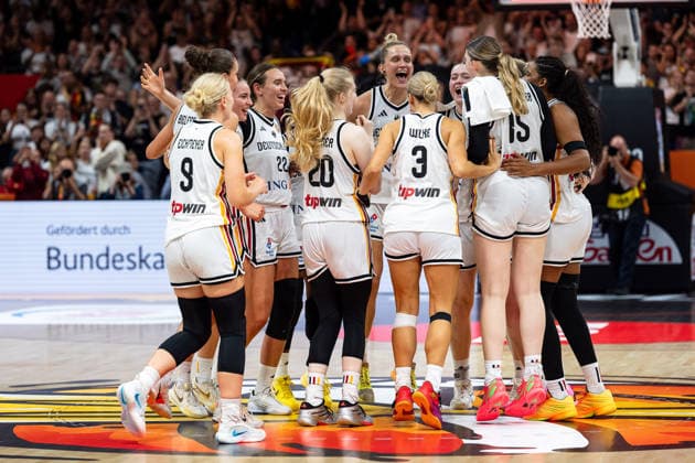 German team celebrates after victory at the end of the game, Emma Eichmeyer (Germany), 09, Emily Bessoir (Germany), 22, Frieda Buhner (Germany), 20, Alexandra Wilke (Germany), 03, Luisa Geiselsoder, Germany, 15, Nyara Sabally, Germany, 08, GER, Germany vs. Mali, Basketball, 2026 FIBA Women’s World Cup, Group Stage, Matchday 3, September 7, 2026, GER, Germany vs. Mali, Basketball, 2026 FIBA Women’s World Cup, Group Stage, Match Day 3, September 7, 2026, Berlin Copyright: xEibner-Pressefoto MaxxVincenx EP_MVN