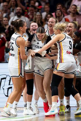 German team celebrates victory at the end of the game: Clara Bielefeld (Germany), 25; Luisa Geiselsoder (Germany), 15; Emma Eichmeyer (Germany), 09; Leonie Fiebich (Germany), 13; Alexis Peterson (Germany), 01, GER, Germany vs. Mali, basketball, 2026 FIBA Women’s World Cup, group stage, Matchday 3, September 7, 2026, GER, Germany vs. Mali, basketball, 2026 FIBA Women’s World Cup, group stage, Matchday 3, September 7, 2026, Berlin Copyright: xEibner-Pressefoto MaxxVincenx EP_MVN