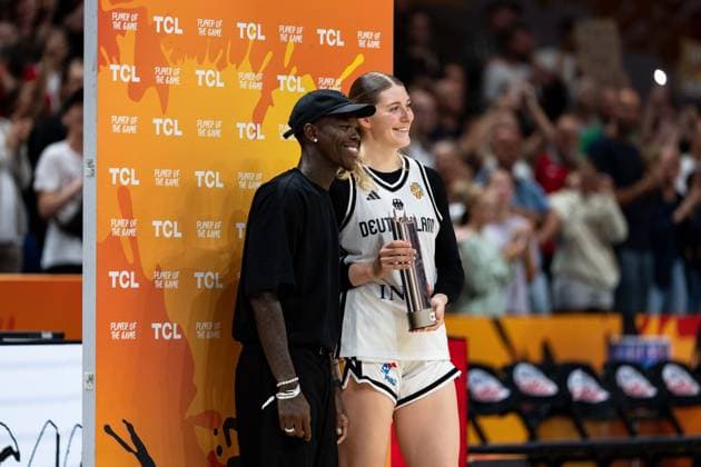 Player of the Game: Luisa Geiselsoder, Germany, 15, with Dennis Schroeder, GER, Germany vs. Mali, Basketball, 2026 FIBA Women’s World Cup, Group Stage, Matchday 3, September 7, 2026, GER, Germany vs. Mali, Basketball, 2026 FIBA Women’s World Cup, Group Stage, Matchday 3, September 7, 2026, Berlin Copyright: xEibner-Pressefoto MaxxVincenx EP_MVN