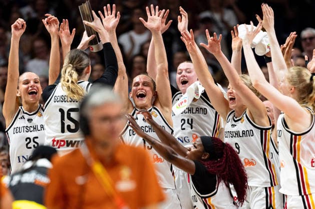 German team celebrates after victory at the end of the game; Luisa Geiselsoder (Germany, 15), Leonie Fiebich (Germany, 13), Lina Sontag, Germany, 24, Emma Eichmeyer, Germany, 09, Alexis Peterson, Germany, 01, GER, Germany vs. Mali, Basketball, 2026 FIBA Women’s World Cup, Group Stage, Matchday 3, September 7, 2026 GER, Germany vs. Mali, basketball, 2026 FIBA Women’s World Cup, group stage, Matchday 3, September 7, 2026 Berlin Copyright: xEibner-Pressefoto MaxxVincenx EP_MVN