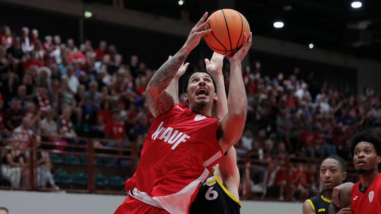 Pictured from left: Max Jones of the Würzburg Baskets, No. 2, with the ball against Johannes Patrick of the Kreisbau Kirchheim Knights, August 6, 2026, Fitness First Würzburg Baskets vs. Kreisbau Kirchheim Knights, Exhibition Game, Germany, 97072, tectake Arena Würzburg, Copyright: HMBxMedia xJulienxBecker