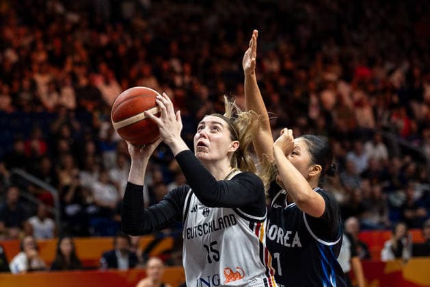 Luisa Geiselsoder (Germany), 15, on a layup; Jihyun Park (Korea), 01; GER, Germany vs. Korea, Basketball, 2026 FIBA Women’s World Cup, Quarterfinal Qualifier, September 8, 2026, GER, Germany vs. Korea, Basketball, 2026 FIBA Women’s World Cup, Qualification for the quarterfinals, September 8, 2026, Berlin Copyright: xEibner-Pressefoto MaxxVincenx EP_MVN
