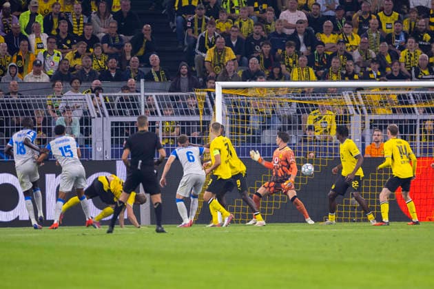 September 8, 2026, Soccer, Matchday 1 of the UEFA Champions League, Borussia Dortmund vs. Villarreal, Santiago Mourino of Villarreal scores the 1-1 equalizer with a header past goalkeeper Gregor Kobel, Borussia Dortmund, Signal Iduna Park, North Rhine-Westphalia, Germany, xRHR PHOTO DEx Copyright: DennisxEwert RHR-FOTOx RHR-FOTO DE