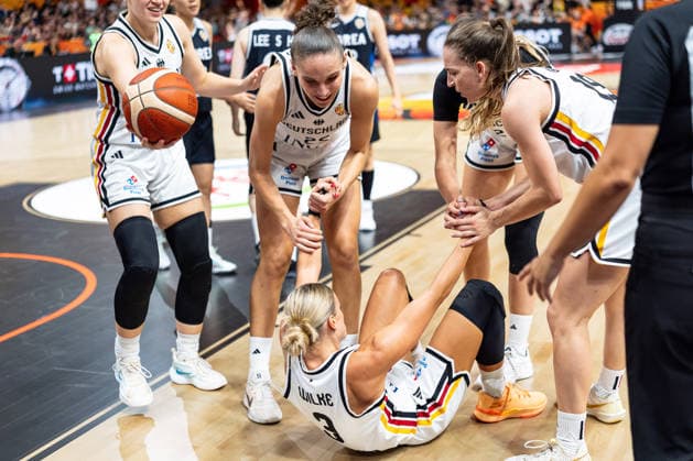 Alexandra Wilke (Germany), 3, on the floor; Clara Bielefeld (Germany), 25; Emily Bessoir (Germany), 22; and Britta Daub (Germany), 19, help her up; GER, Germany vs. Korea, basketball, 2026 FIBA Women’s World Cup, quarterfinal qualifier, September 8, 2026, GER, Germany vs. Korea, basketball, FIBA Women s World Cup 2026, quarterfinal qualifier, September 8, 2026, Berlin Copyright: xEibner-Pressefoto MaxxVincenx EP_MVN