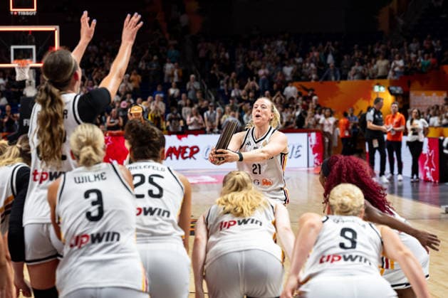 Marie Guelich, Germany, 21, Player of the Game, celebrates with the trophy alongside her teammates, GER, Germany vs. Korea, Basketball, 2026 FIBA Women’s World Cup, Qualification for the Quarterfinals, September 8, 2026 GER, Germany vs. Korea, Basketball, 2026 FIBA Women’s World Cup, Qualification for the quarterfinals, September 8, 2026 Berlin Copyright: xEibner-Pressefoto MaxxVincenx EP_MVN
