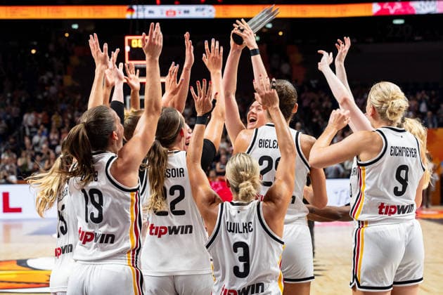 Marie Guelich, Germany, 21, named Player of the Game, celebrates with the trophy alongside her teammates; Britta Daub, Germany, 19; Emily Bessoir, Germany, 22; Alexandra Wilke, Germany, 03, Clara Bielefeld, Germany, 25, Emma Eichmeyer, Germany, 09, GER, Germany vs. Korea, Basketball, 2026 FIBA Women’s World Cup, Qualification for the quarterfinals, September 8, 2026, GER, Germany vs. Korea, basketball, 2026 FIBA Women’s World Cup, quarterfinal qualification, September 8, 2026, Berlin Copyright: xEibner-Pressefoto MaxxVincenx EP_MVN