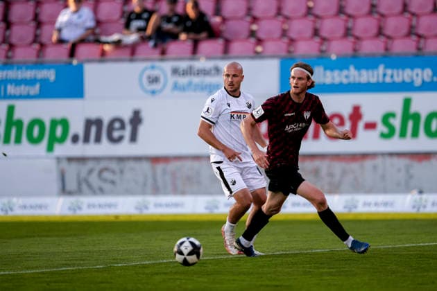 From left: Felix Lohkemper (SVS), 10, Scott Kennedy (SGV), 28, tackle, game scene, duel, tackle, tackling, dynamism, action, 08 09 2026, Sandhausen, Germany, soccer, Regionalliga Südwest, SV Sandhausen, SGV Heilbronn Freiberg xozx