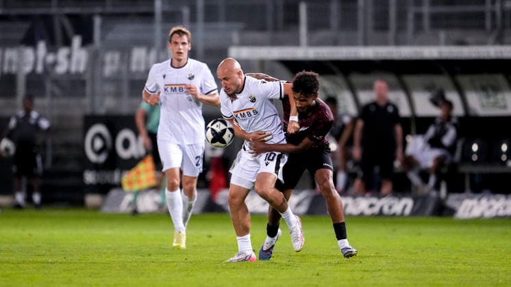 From left: Felix Lohkemper (SVS), 10, James Ojiekhai (SGV), 13, tackle, game scene, duel, tackle, tackling, dynamism, action, 08 09 2026, Sandhausen, Germany, soccer, Regionalliga Southwest, SV Sandhausen vs. SGV Heilbronn Freiberg xozx