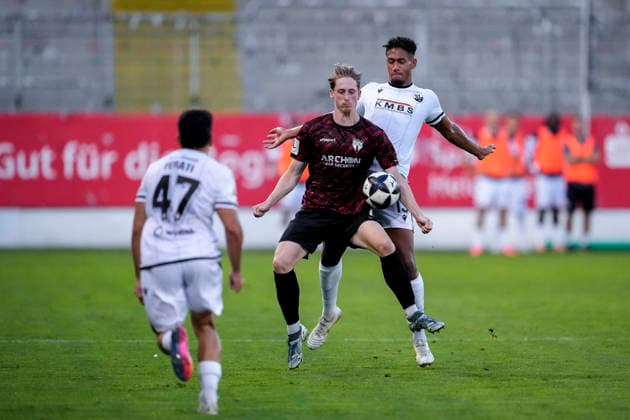 v li Arianit Ferati SVS, 47, Justin Steinkötter SGV, 9, Yannick Osee SVS, 13, tackle, game scene, duel, tackle, tackling, dynamics, action, 08 09 2026, Sandhausen, Germany, soccer, Regionalliga Southwest, SV Sandhausen, SGV Heilbronn Freiberg xozx