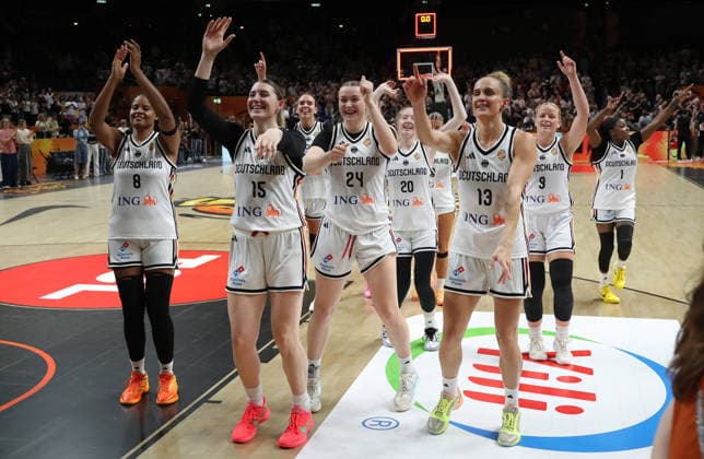 Nyara Sabally, Luisa Geiselsöder, Emily Bessoir, Lina Sontag, Frieda Bühner, Leonie Fiebich, Emma Eichmeyer, Alexis Peterson, German fans cheer and celebrate reaching the quarterfinals in basketball at the FIBA World Cup Women’s World Championship, 2026–2027 season, August 9, 2026, DBB Germany (GER) vs. South Korea (KOR)
