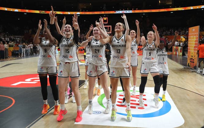 Nyara Sabally, Luisa Geiselsöder, Emily Bessoir, Lina Sontag, Frieda Bühner, Leonie Fiebich, Emma Eichmeyer, Alexis Peterson, German fans cheer and celebrate reaching the quarterfinals in basketball at the FIBA World Cup Women’s World Championship, 2026–2027 season, August 9, 2026, DBB Germany (GER) vs. South Korea (KOR)