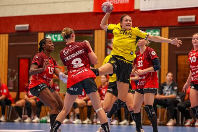 GER, Bensheim, HSG Bensheim Auerbach Flames vs. Borussia Dortmund, Alsco Women s Handball Bundesliga, Handball, DHB, 2026–2027 Season, Weststadthalle Bensheim, Matchday 3 in pictures: from left, Lena Degenhardt, Bensheim Flames Women s Team 8, Merel Freriks, BVB Borussia Dortmund Women’s Team, 20. DFB and DFL regulations prohibit any use of photographs as image sequences and or quasi-video, September 9, 2026 Copyright: HMBxMedia HendrikxHamelau