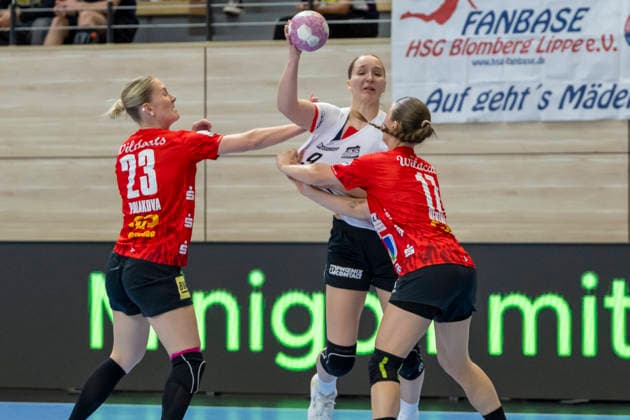 Alsco Women s Handball Bundesliga, 2026–2027 Season: SV Union Halle Neustadt vs. HSG Blomberg Lippe, Halle, Germany, September 9, 2026. Pictured, from left, in a one-on-one battle: Marie Polakova (Halle), Nieke Kühne (Blomberg) and Emma Hertha (Halle), Halle-Saale, SWH Arena, Saxony-Anhalt, Germany