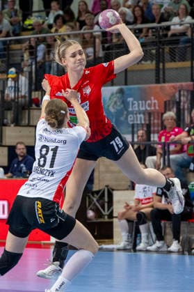 Alsco Women s Handball Bundesliga, 2026–2027 Season: SV Union Halle Neustadt vs. HSG Blomberg Lippe Halle, Germany, September 9, 2026. Pictured, from left, in a one-on-one battle: Karolina Jurenczyk (Blomberg) and Paulina Stapurewicz (Halle). Halle, Saale, SWH Arena, Saxony-Anhalt, Germany