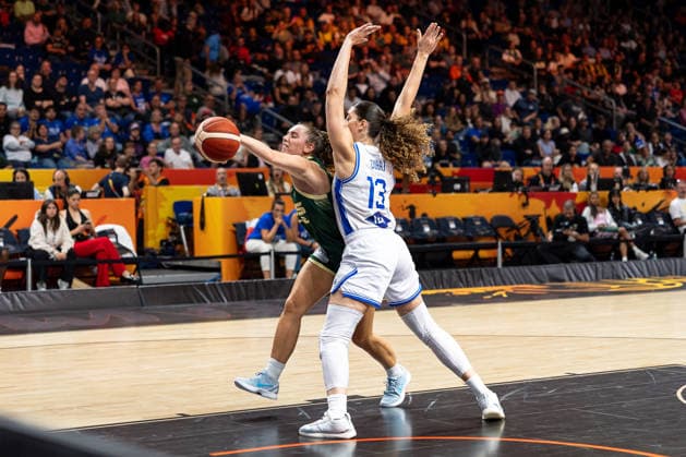 Isobel Borlase of Australia, 20, and Lorela Cubaj of Italy, 13, in a one-on-one battle for the ball, Germany, Italy vs. Australia, basketball, 2026 FIBA Women’s World Cup, quarterfinal qualifier, September 9, 2026, GER, Italy vs. Australia, basketball, 2026 FIBA Women’s World Cup, quarterfinal qualifier, September 9, 2026, Berlin Copyright: xEibner-Pressefoto MaxxVincenx EP_MVN