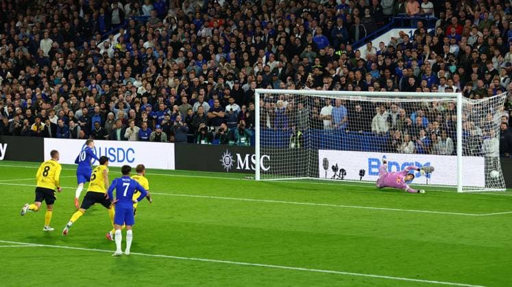 Cole Palmer of Chelsea scores a goal to make the score 1-2 Chelsea v Leeds United, EFL Carabao Cup, Third Round, Football, Stamford Bridge, London, UK - 09 Sep 2026London Stamford Bridge United Kingdom EDITORIAL USE ONLY No use with unauthorised audio, video, data, fixture lists, club league logos or live services. Online in-match use limited to 120 images, no video emulation. No use in betting, games or single club league player publications. Copyright: xKieranxMcManus Shutterstockx 17140215an