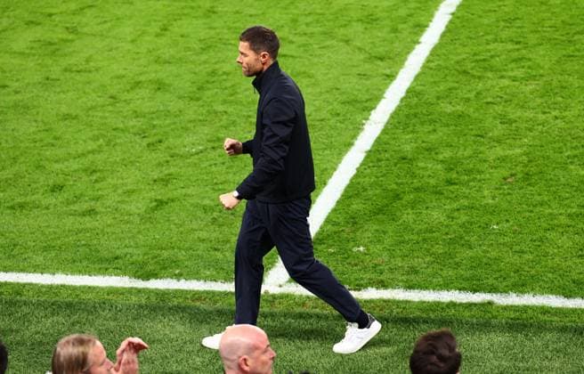 Chelsea manager Xabi Alonso celebrates the goal of Danny Welbeck to make it 4-2 Chelsea v Leeds United, EFL Carabao Cup, Third Round, Football, Stamford Bridge, London, UK - 09 Sep 2026London Stamford Bridge United Kingdom EDITORIAL USE ONLY No use with unauthorised audio, video, data, fixture lists, club league logos or live services. Online in-match use limited to 120 images, no video emulation. No use in betting, games or single club league player publications. Copyright: xKieranxMcManus Shutterstockx 17140215ax