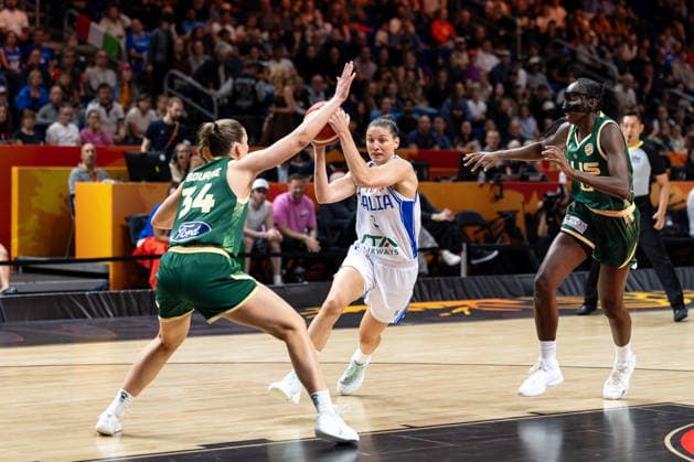 Cecilia Zandalasini (Italy), No. 09, dribbling past Isabelle Bourne (Australia), No. 34, and Ezi Magbegor (Australia), No. 13, GER, Italy vs. Australia, Basketball, 2026 FIBA Women’s World Cup, Quarterfinal Qualifier, September 9, 2026, GER, Italy vs. Australia, Basketball, 2026 FIBA Women’s World Cup, Qualification for the quarterfinals, September 9, 2026, Berlin Copyright: xEibner-Pressefoto MaxxVincenx EP_MVN