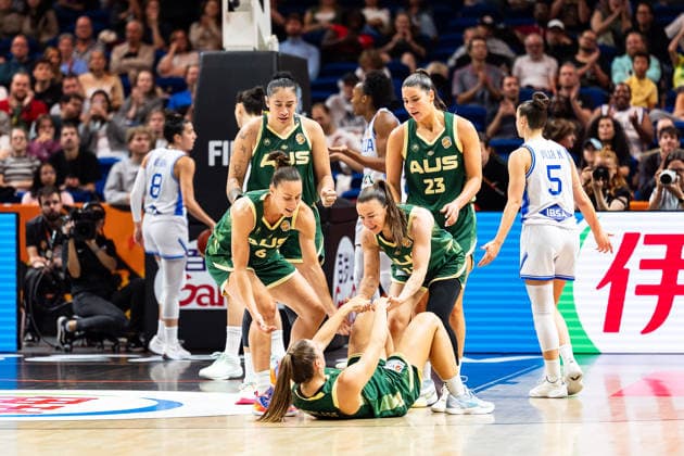 Steph Talbot (Australia), 6, Zitina Aokuso (Australia), 22, Stephanie Reid (Australia), 12, and Alex Fowler (Australia), 23, help Isobel Borlase (Australia), 20, up; GER, Italy vs. Australia, Basketball, 2026 FIBA Women s World Cup, Quarterfinal Qualifier, September 9, 2026, GER, Italy vs. Australia, Basketball, 2026 FIBA Women s World Cup, Quarterfinal Qualifier, September 9, 2026, Berlin Copyright: xEibner-Pressefoto MaxxVincenx EP_MVN